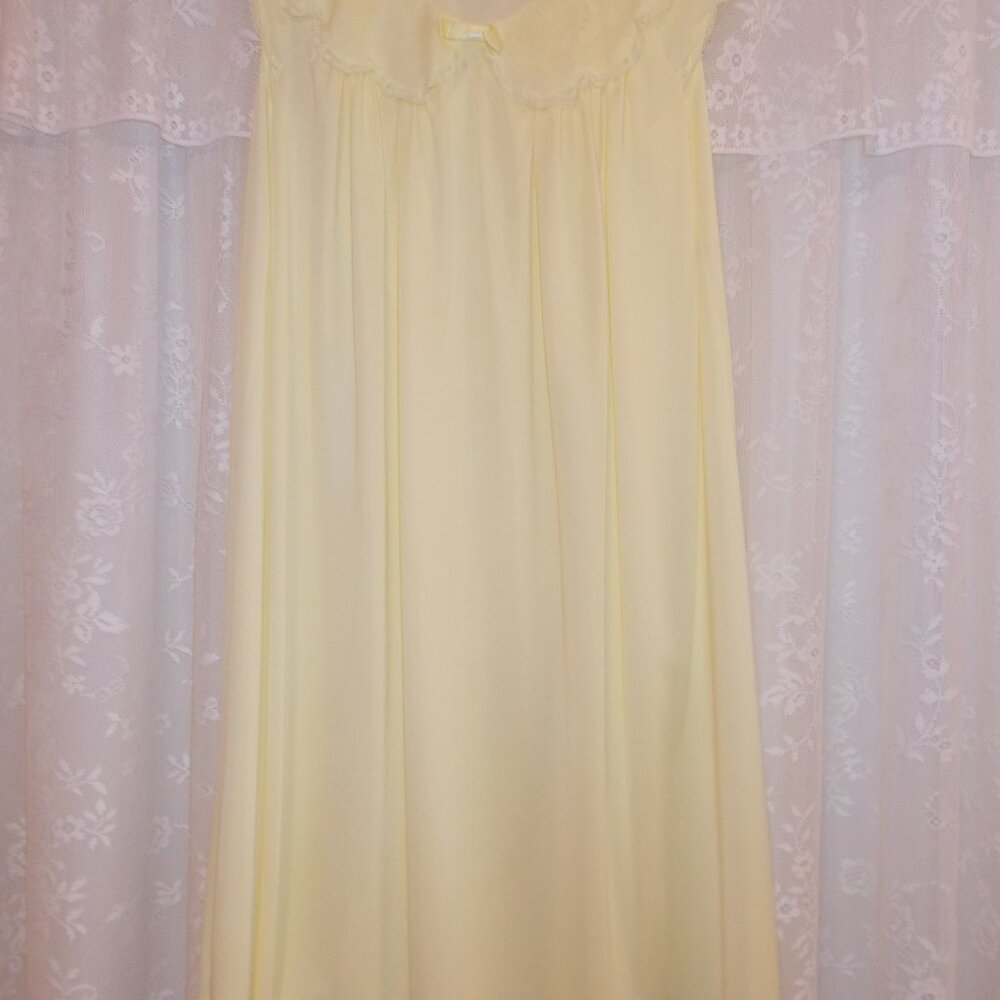 Vintage Shadowline yellow gown and robe set, size Small
